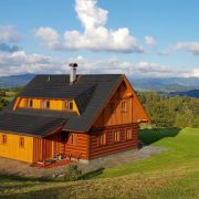 Luxuriöse Blockhütten am Fuß vom Riesengebirge